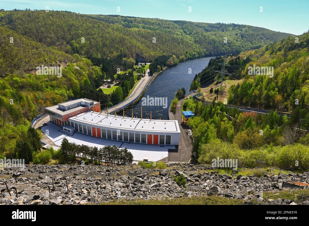 Das Wasserkraftwerk Dalesice pumpt - Speicher auf dem Fluss Jihlava. Damm mit Landschaft in der Tschechischen Republik Stockfoto