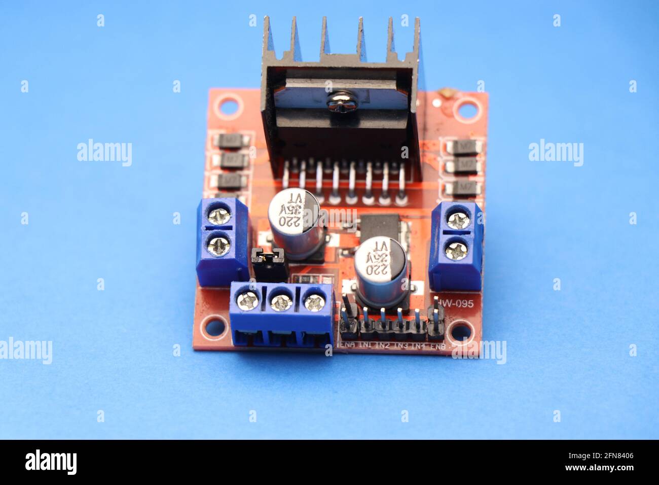 Draufsicht des Motortreibers, der die Schnittstelle zwischen Motor und Steuerkreisen darstellt, die für elektronische Projekte verwendet werden. Treiber für Stepper-Motoren Stockfoto