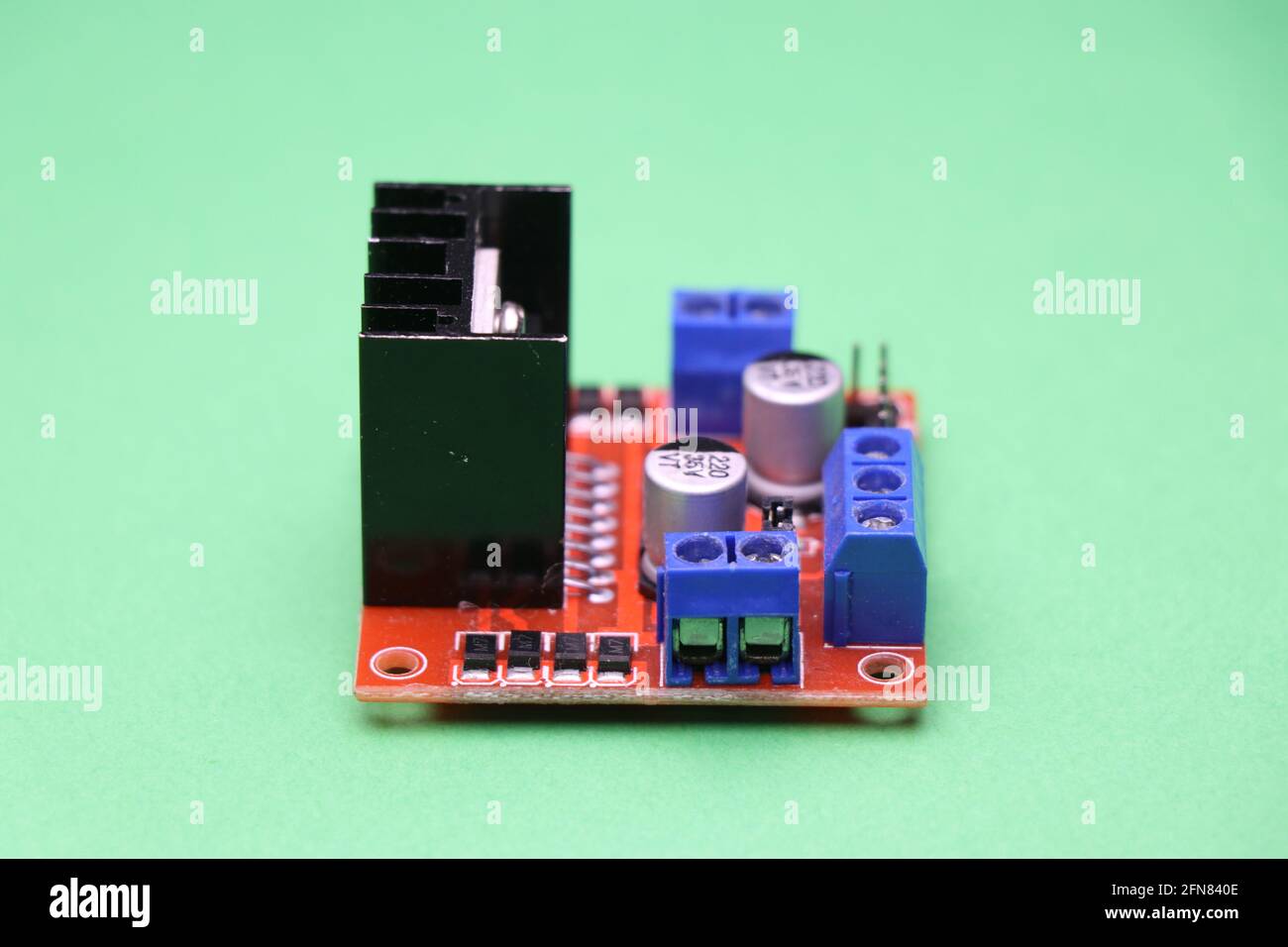 H Bridge Motortreiber oder Motorsteuerplatine für Schnittstelle Zwischen Motor- und Steuerkreisen, die für elektronische Projekte verwendet werden Auf grünem Hintergrund Stockfoto