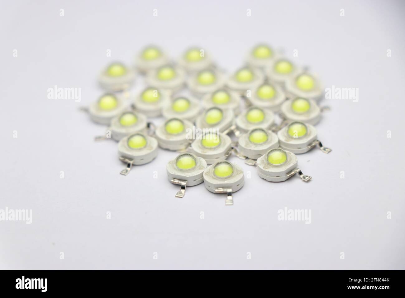 1-Watt-LED-Lampe. Gruppe von LED-Lampen auf weißem Hintergrund Stockfoto