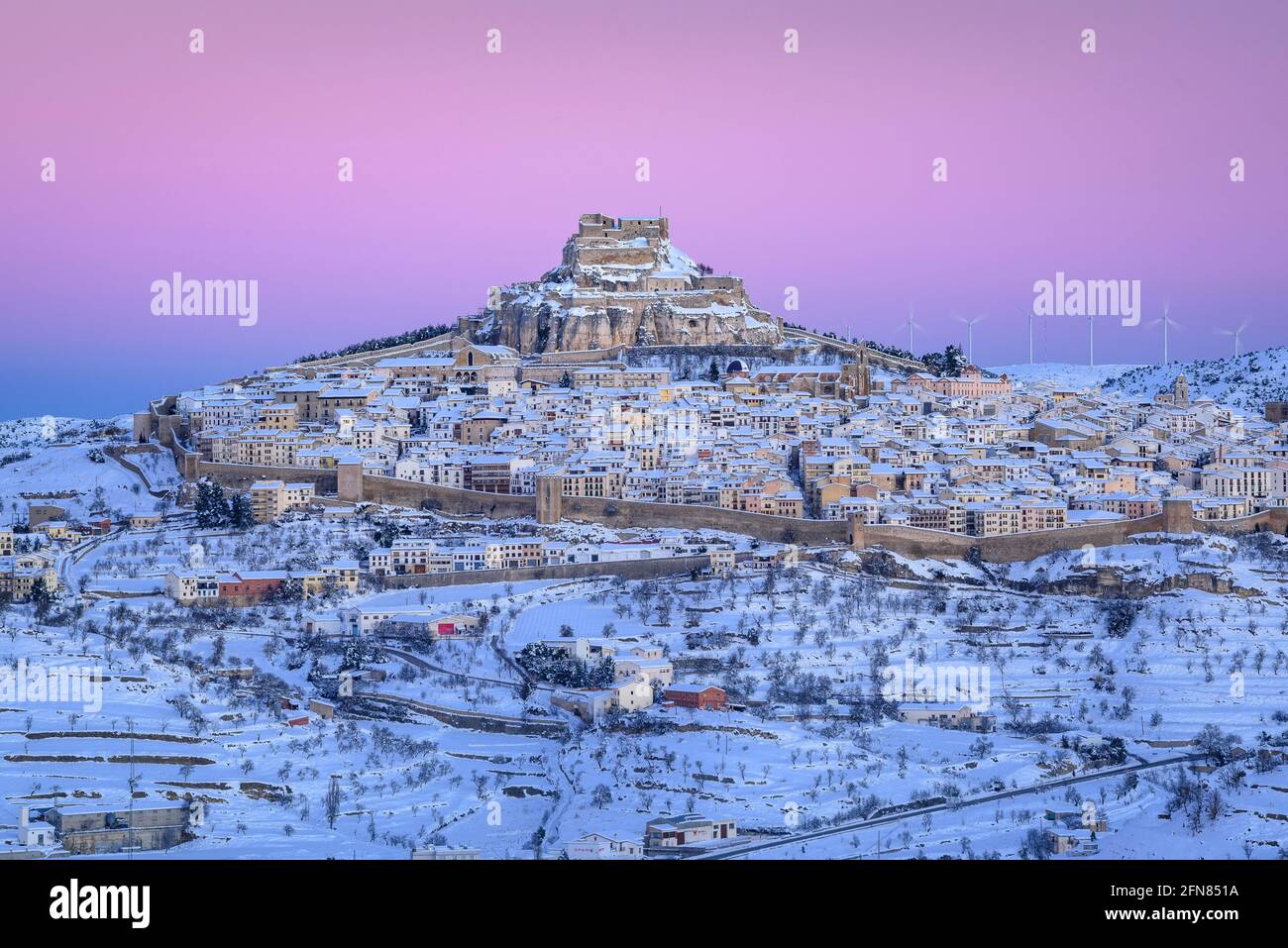 Morella mittelalterliche Stadt bei Sonnenaufgang im Winter, nach Schneefall (Provinz Castellón, Bundesland Valencia, Spanien) ESP: Vista de la ciudad de Morella Stockfoto