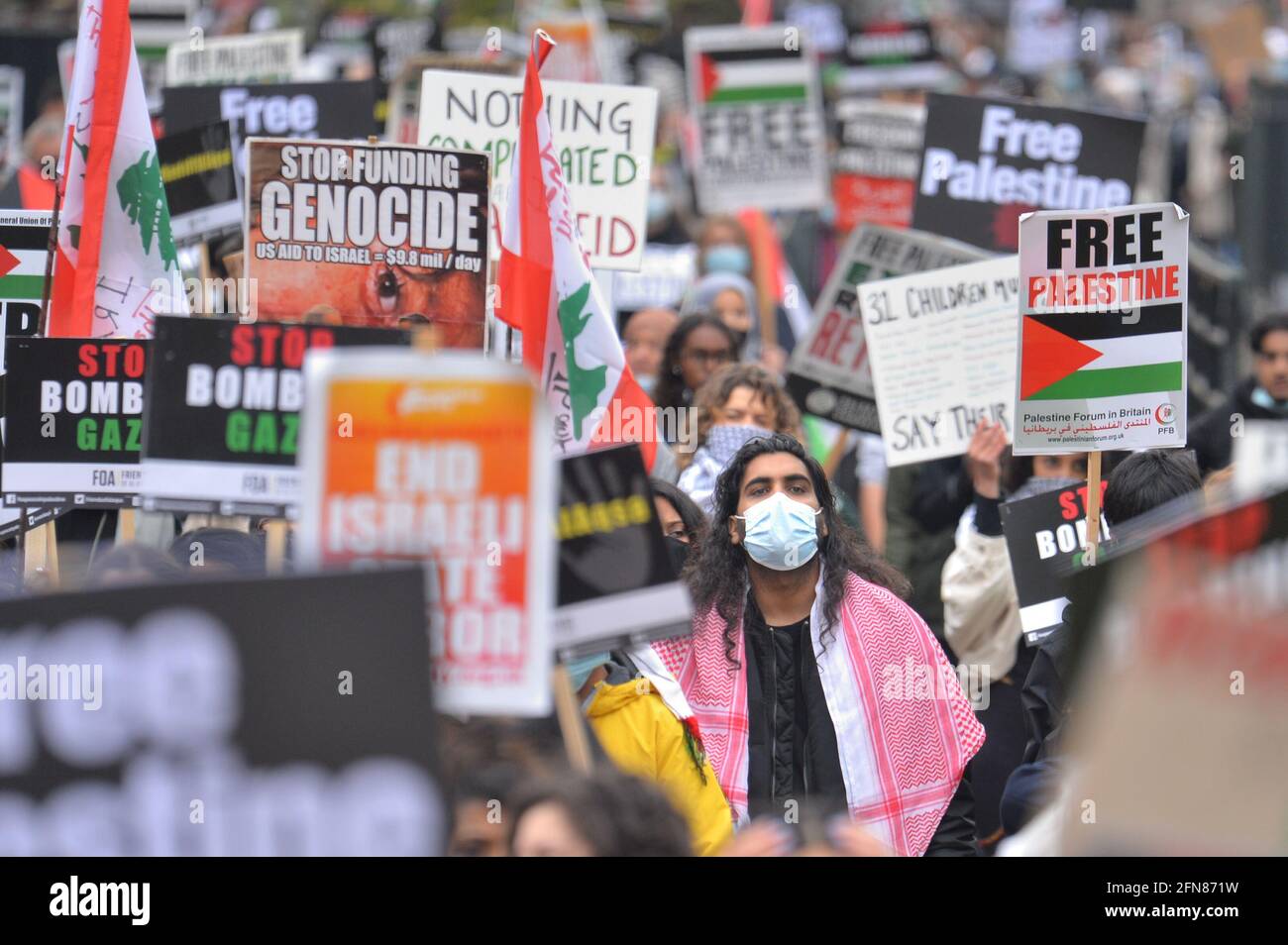 Während eines solidaritätsmarsches mit dem palästinensischen Volk inmitten des andauernden Konflikts mit Israel marschieren Demonstranten durch den Hyde Park zur israelischen Botschaft in London. Bilddatum: Samstag, 15. Mai 2021. Stockfoto