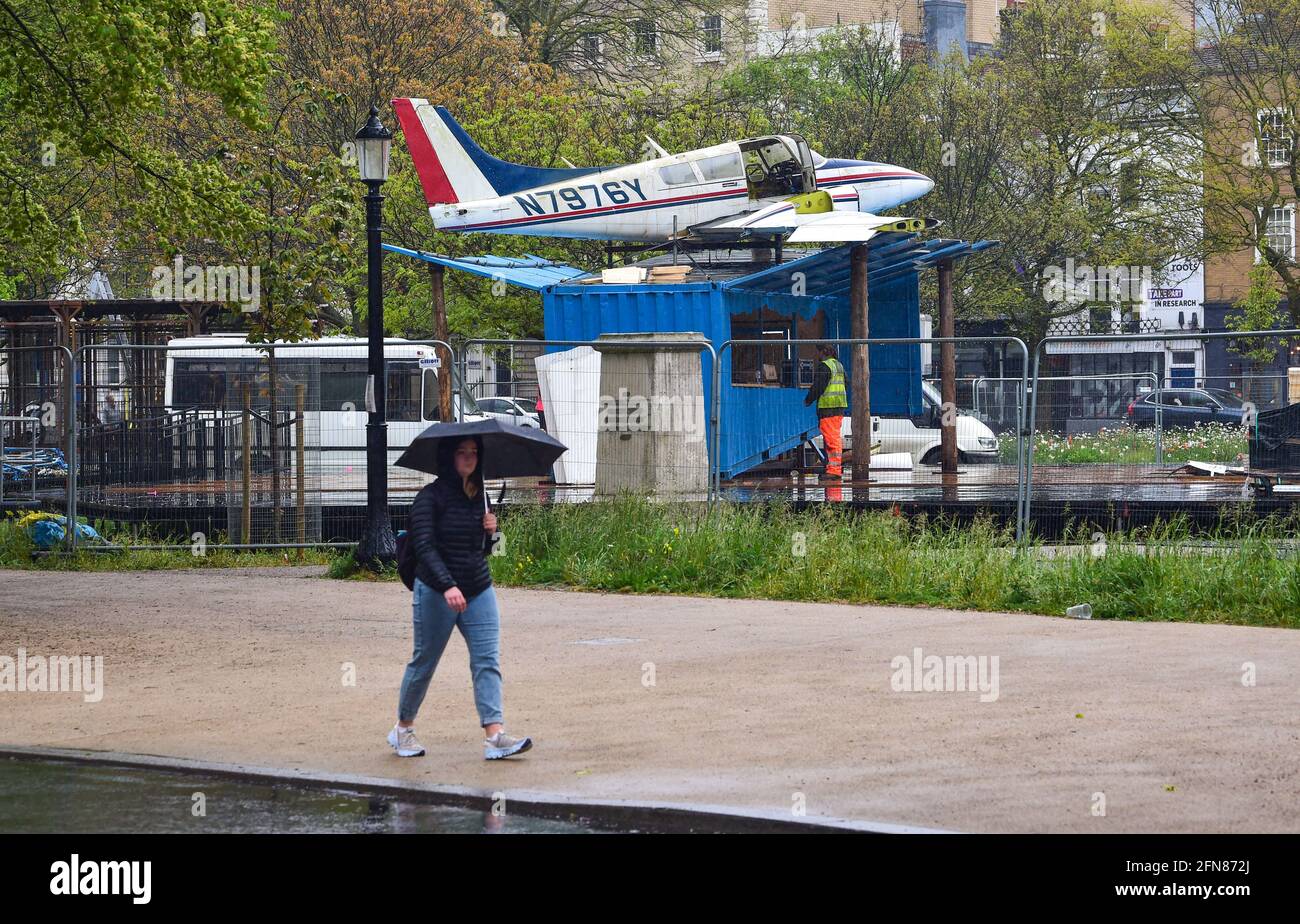 Brighton UK 15. Mai 2021 - ein altes Flugzeug ist in Valley Gardens Brighton erschienen, wo der Veranstaltungsort Warren für den Start des Brighton Fringe Arts Festivals, das Ende Mai beginnt, gebaut wird. Das Warren ist ein Festival innerhalb eines Festivals und beherbergt viele Shows und Aufführungen zwischen dem 27. Mai und dem 11. Juli : Credit Simon Dack / Alamy Live News Stockfoto