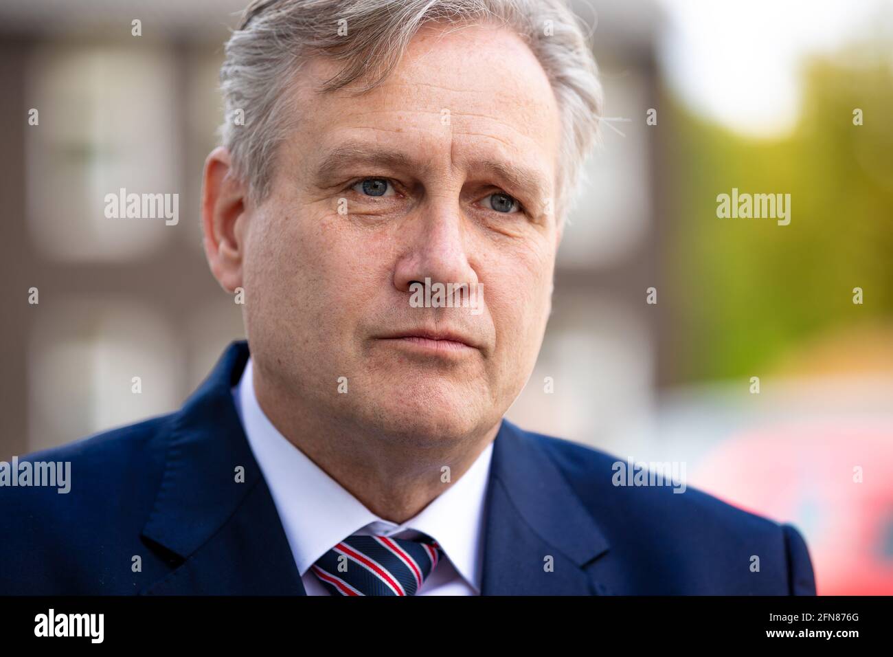 Braunschweig, Deutschland. Mai 2021. Jens Kestner, Landesvorsitzender der AfD Niedersachsen, gibt nach der Absage einer Sonderparteienkonferenz der AfD Niedersachsen ein Interview vor dem Veranstaltungsort. Da unter Corona-Bedingungen nicht alle angekommenen Parteimitglieder in den Saal durften, musste die AfD die Parteikonferenz abbrechen und vorzeitig beenden. Quelle: Moritz Frankenberg/dpa/Alamy Live News Stockfoto