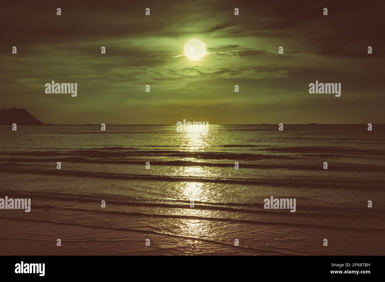 Farbenprächtiger Himmel mit Wolken und hellem Vollmond über der Meereslandschaft am Abend. Gelassenheit Natur Hintergrund, im Freien bei Nacht. Sepia-Ton. Stockfoto