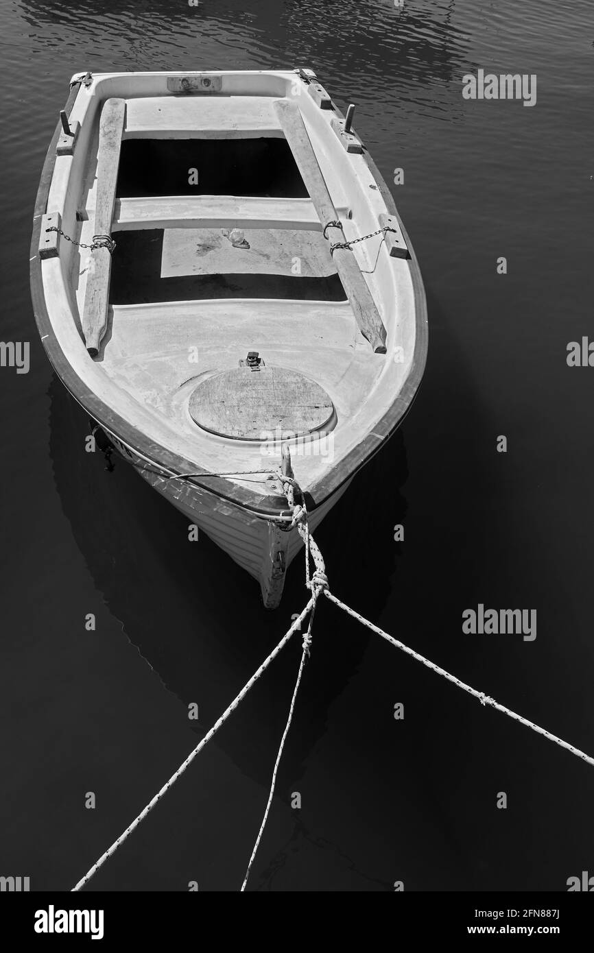 Altes Holzboot, das festgemacht wurde. Schwarzweiß-Fotografie Stockfoto
