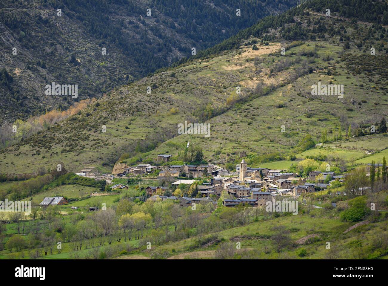 Dorf und Tal von Meranges im Frühling (Cerdanya, Katalonien, Spanien) ESP: Pueblo y valle de Meranges en primavera (Cerdanya, Cataluña, España) Stockfoto