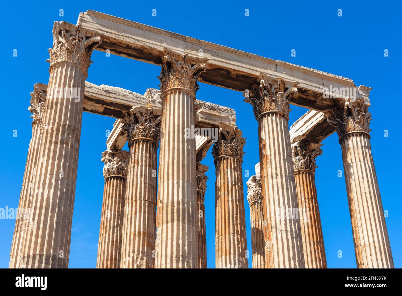 Antiker Tempel des olympischen Zeus, Athen, Griechenland. Korinthische Säulen sind Überreste des klassischen griechischen Gebäudes. Dieses alte Denkmal ist das berühmte Wahrzeichen VON A Stockfoto