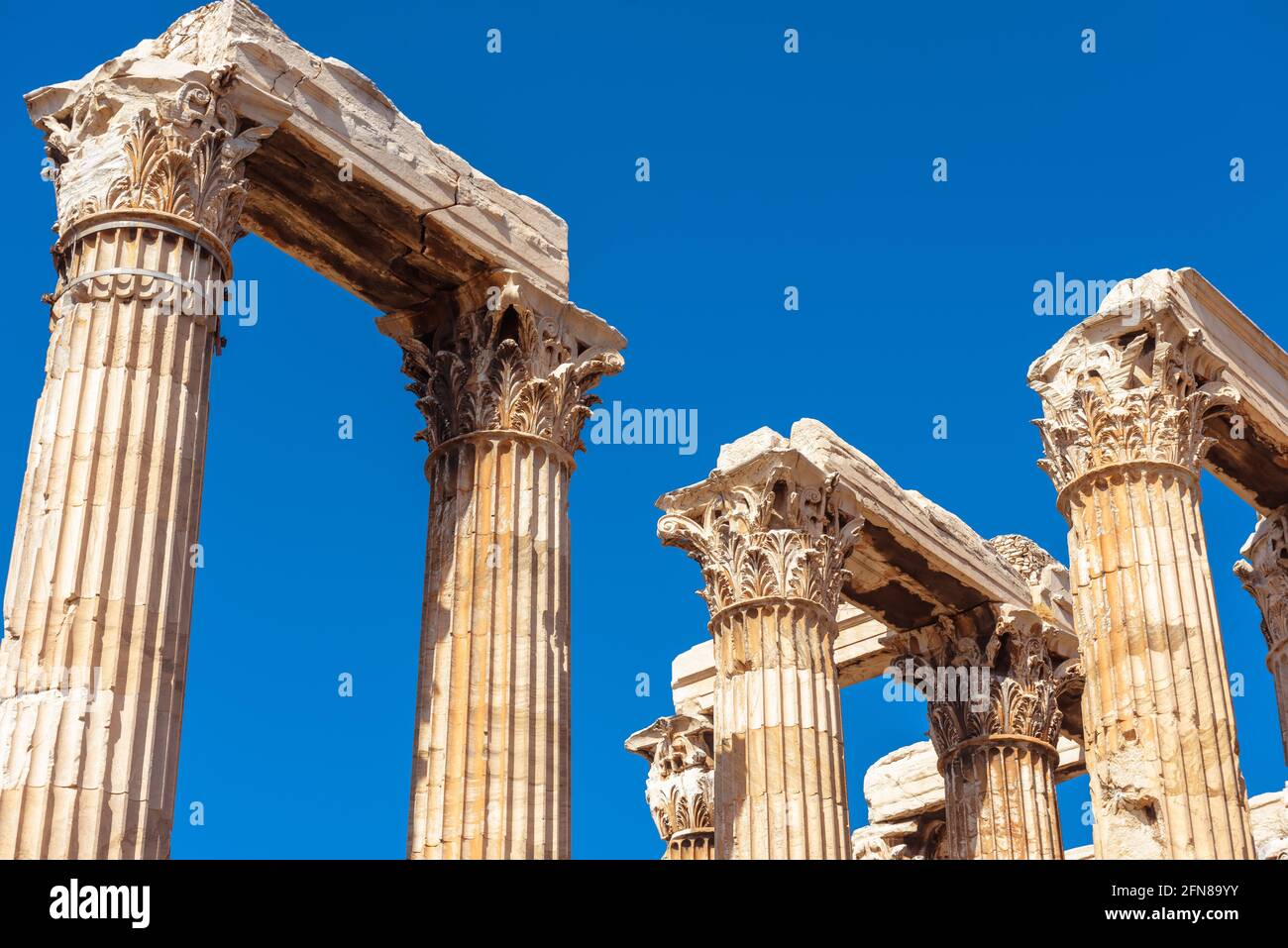 Antiker Tempel des olympischen Zeus auf blauem Himmel Hintergrund, Athen, Griechenland. Korinthische Säulen sind Überreste des klassischen griechischen Gebäudes. Dieses alte Denkmal Stockfoto