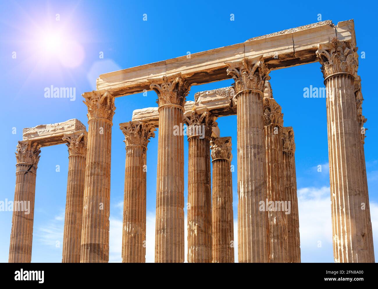 Antiker Tempel des olympischen Zeus im Sonnenlicht, Athen, Griechenland. Dieses alte Denkmal ist ein berühmtes Wahrzeichen Athens. Sonnige Sicht auf korinthische Säulen, Überreste Stockfoto