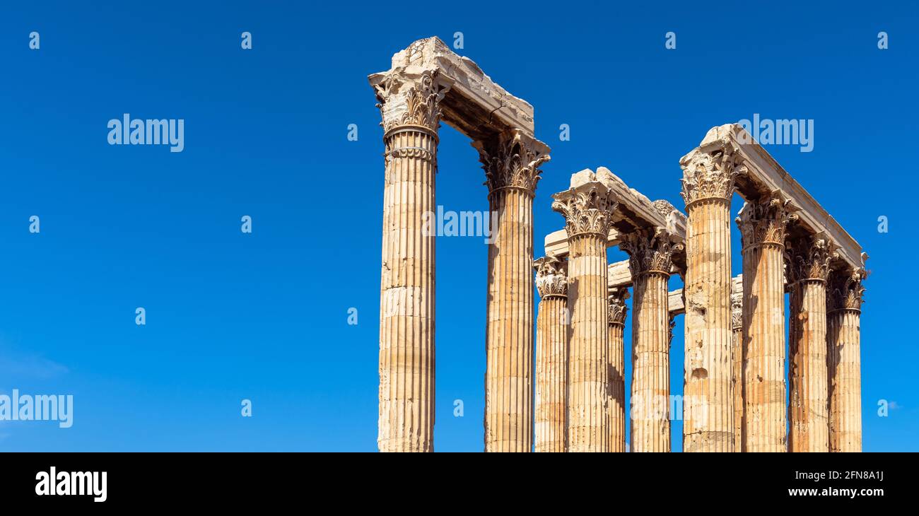 Tempel des Zeus auf blauem Himmel Hintergrund, Athen, Griechenland. Riesige korinthische Säulen sind Überreste eines klassischen griechischen Gebäudes. Panoramablick auf die antike Ruine Stockfoto