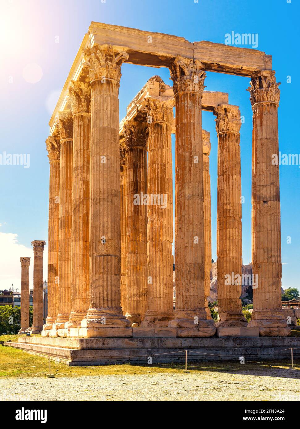 Zeus-Tempel im Sonnenlicht, Athen, Griechenland. Es ist berühmtes Denkmal und Wahrzeichen von Athen. Sonnige Aussicht auf antike griechische Ruinen, große Säulen der klassischen b Stockfoto