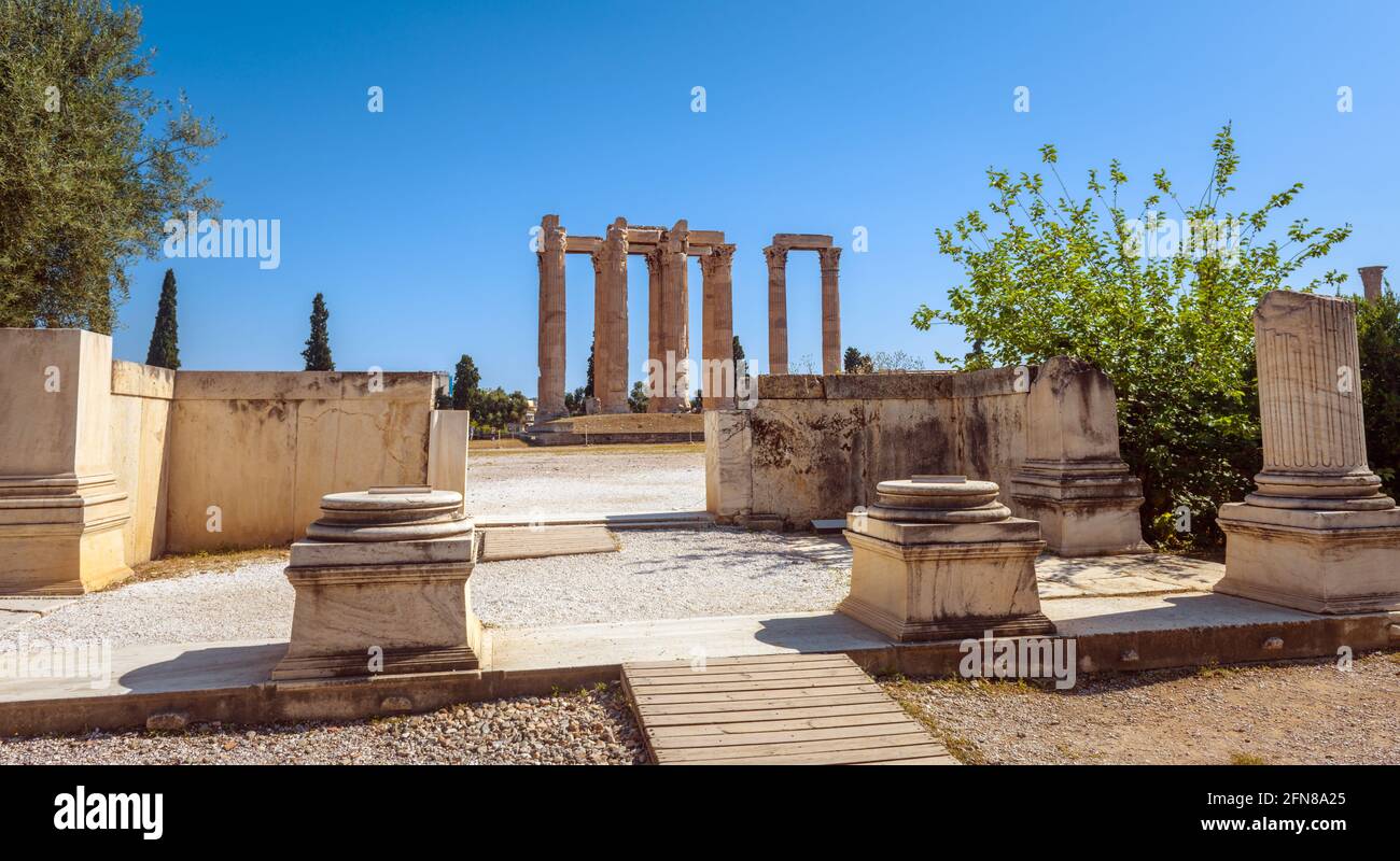 Zeus-Tempel in Athen, Griechenland. Panorama des Tores des antiken griechischen Denkmals, Ruinen des klassischen Gebäudes. Dieser Ort ist berühmte Touristenattraktion von Stockfoto