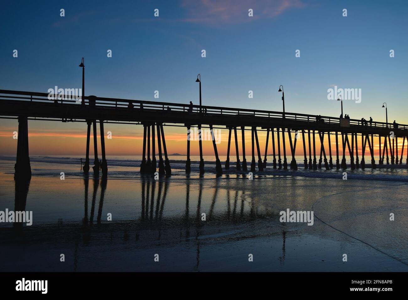 Sonnenuntergangsseite mit Panoramablick auf den Imperial Beach Pier in San Diego, Kalifornien, USA. Stockfoto