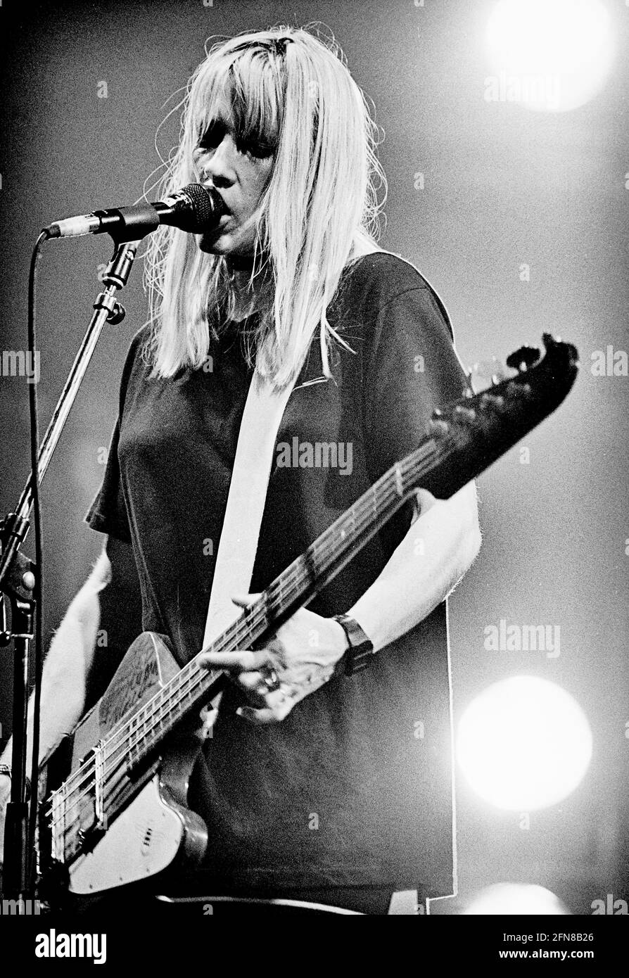 Kim Gordon, Bassist und Sänger der amerikanischen Band Sonic Youth, bei einem Auftritt im Hamburger Club Docks. 19.11.1992 - Christoph Keller Stockfoto