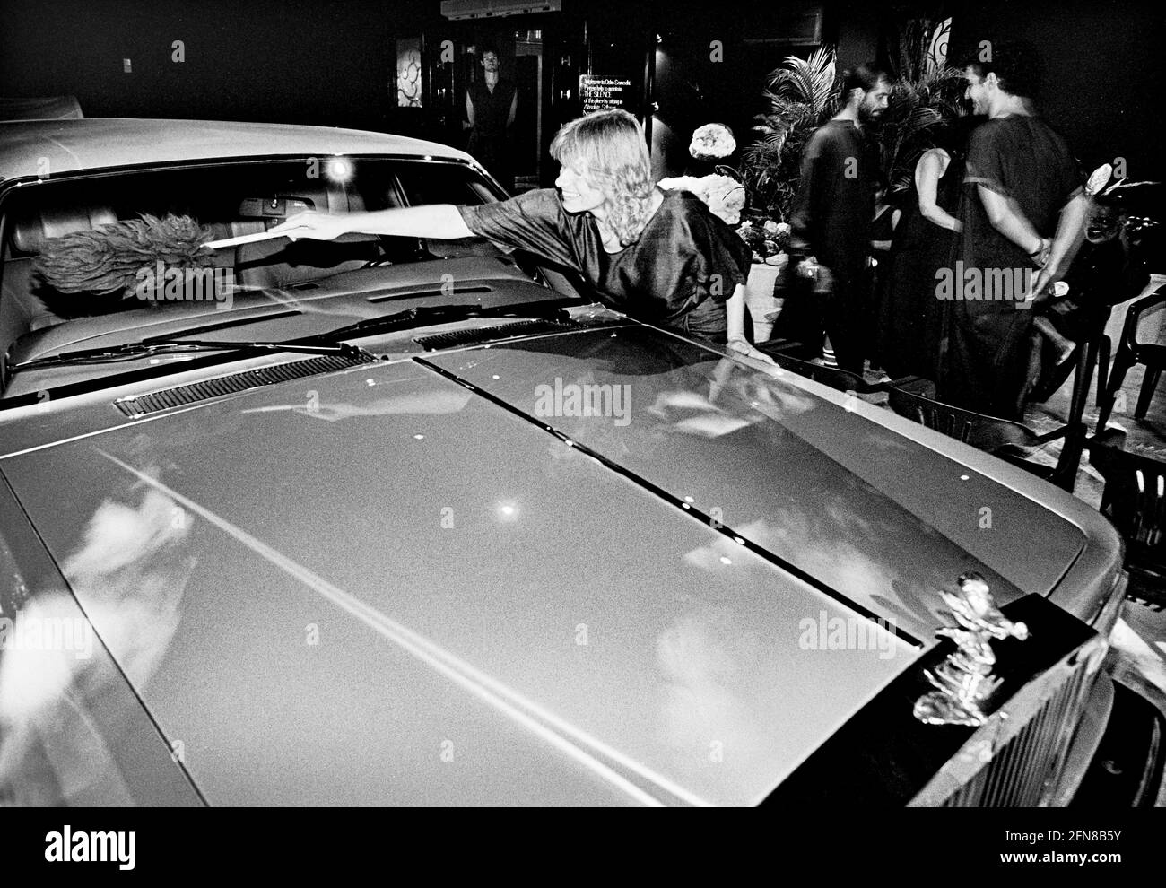 Ein Sannyasin befreit Oshos goldenen, extralangen Rolls-Royce Silver Spur von Staub im Vorraum zum Samadhi. Mai 1992 - Christoph Keller Stockfoto
