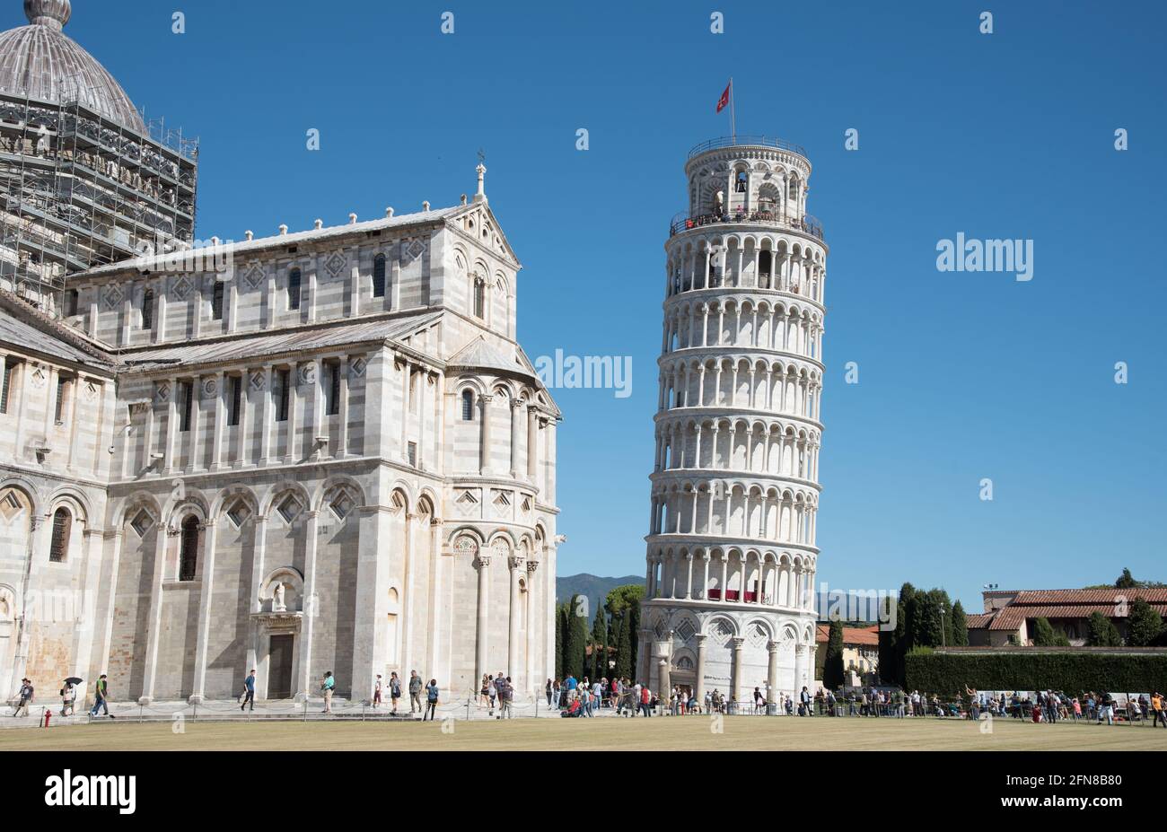 Touristen besichtigen den schiefen Turm von Pisa in Italien Stockfoto