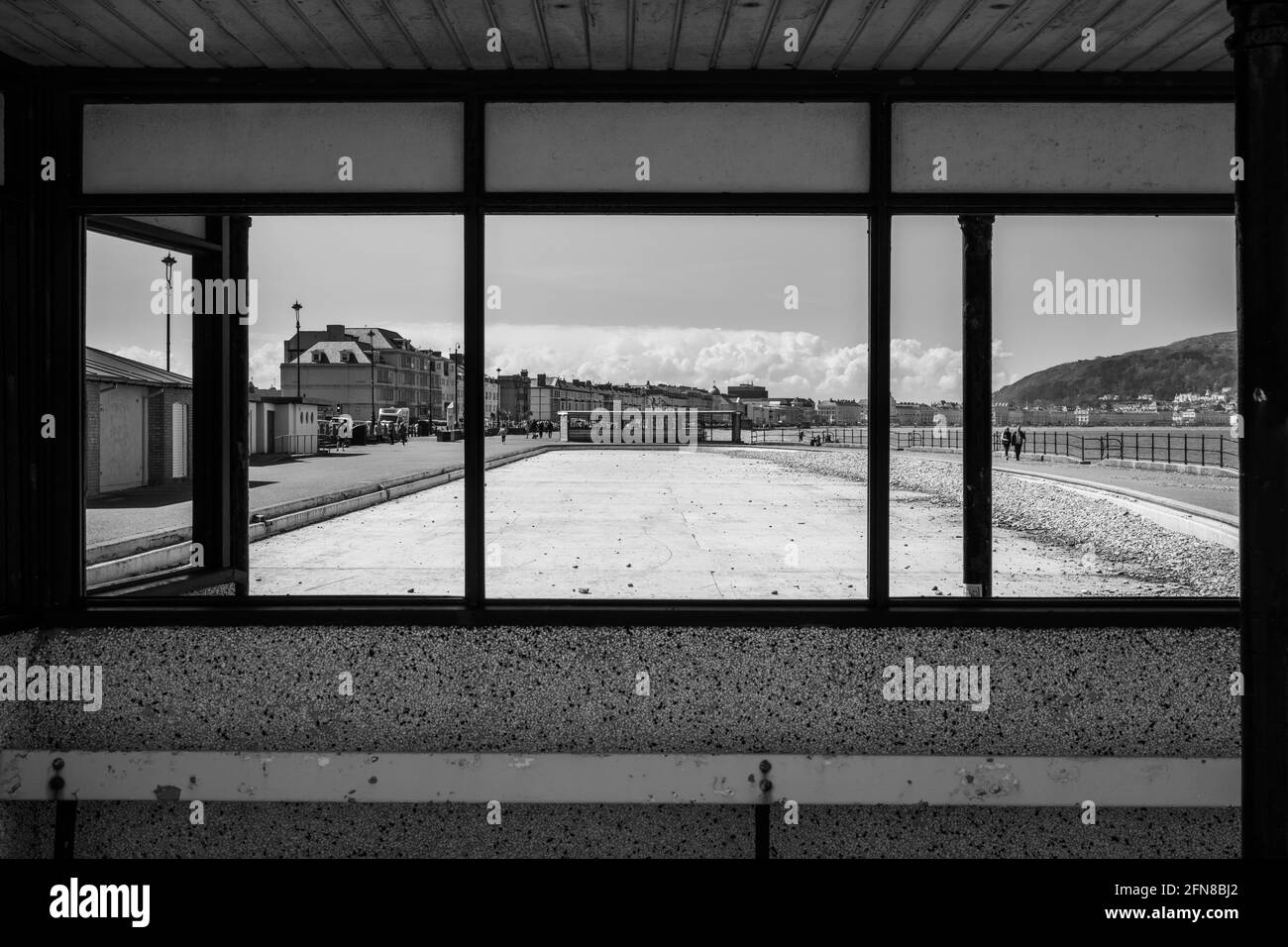 Ein Schwarz-Weiß-Foto, das das öffentliche Planschbecken zeigt In Llandudno aus einer Viewing-Galerie betrachtet liegt geleert und Lügen, die voller Erbsen abgelegt werden Stockfoto