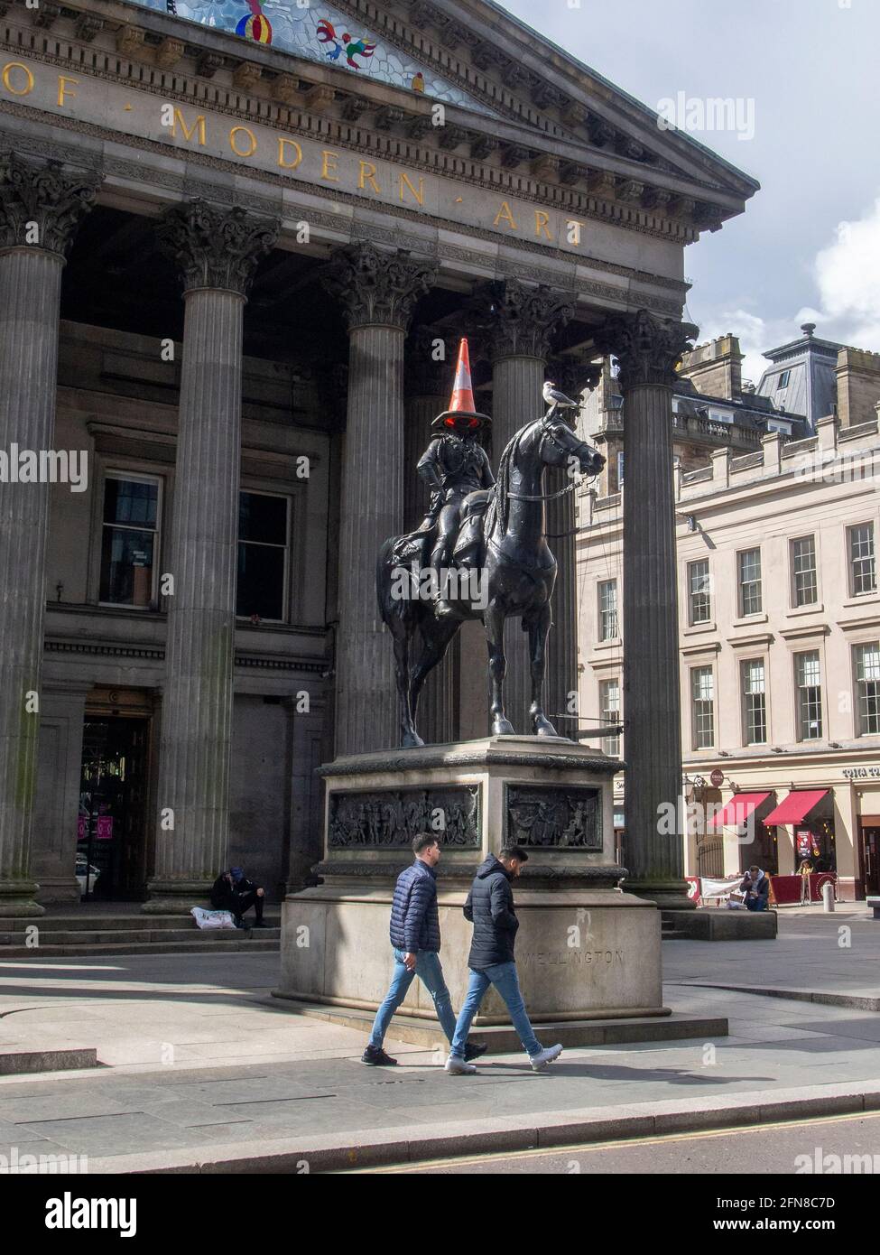 Glasgow, Schottland, Großbritannien. 5. Mai 2021: Die Pferdestatue des Duke of Wellington mit einer Möwe auf dem Kopf. Stockfoto