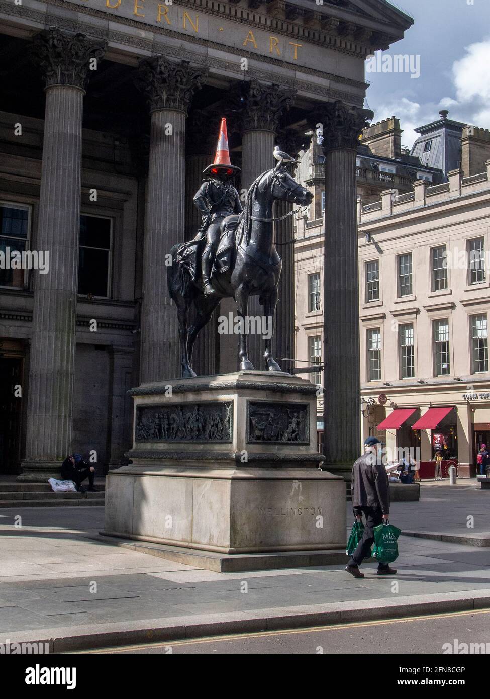 Glasgow, Schottland, Großbritannien. 5. Mai 2021: Die Pferdestatue des Duke of Wellington mit einer Möwe auf dem Kopf. Stockfoto