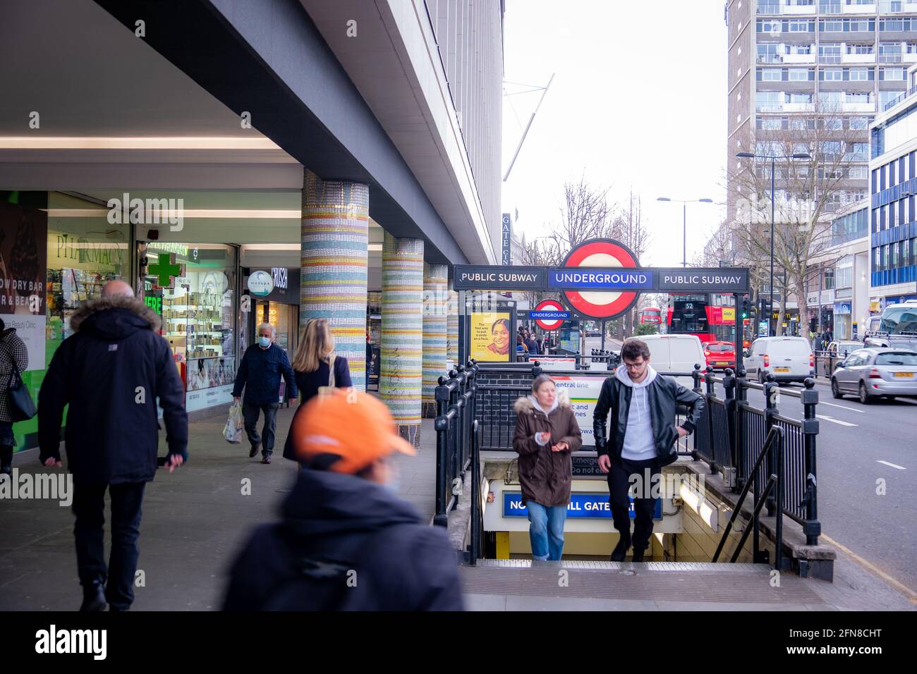 London, Mai 2021: Notting Hill Gate High Street und U-Bahn-Station in West London Stockfoto