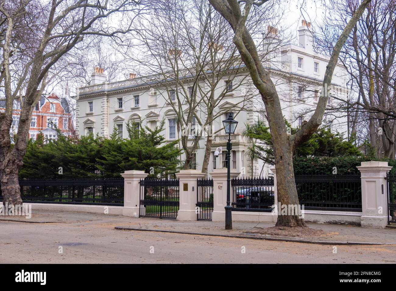 London - Mai 2021: Russisches Botschaftsgebäude an der Bayswater Road, Westminster Stockfoto