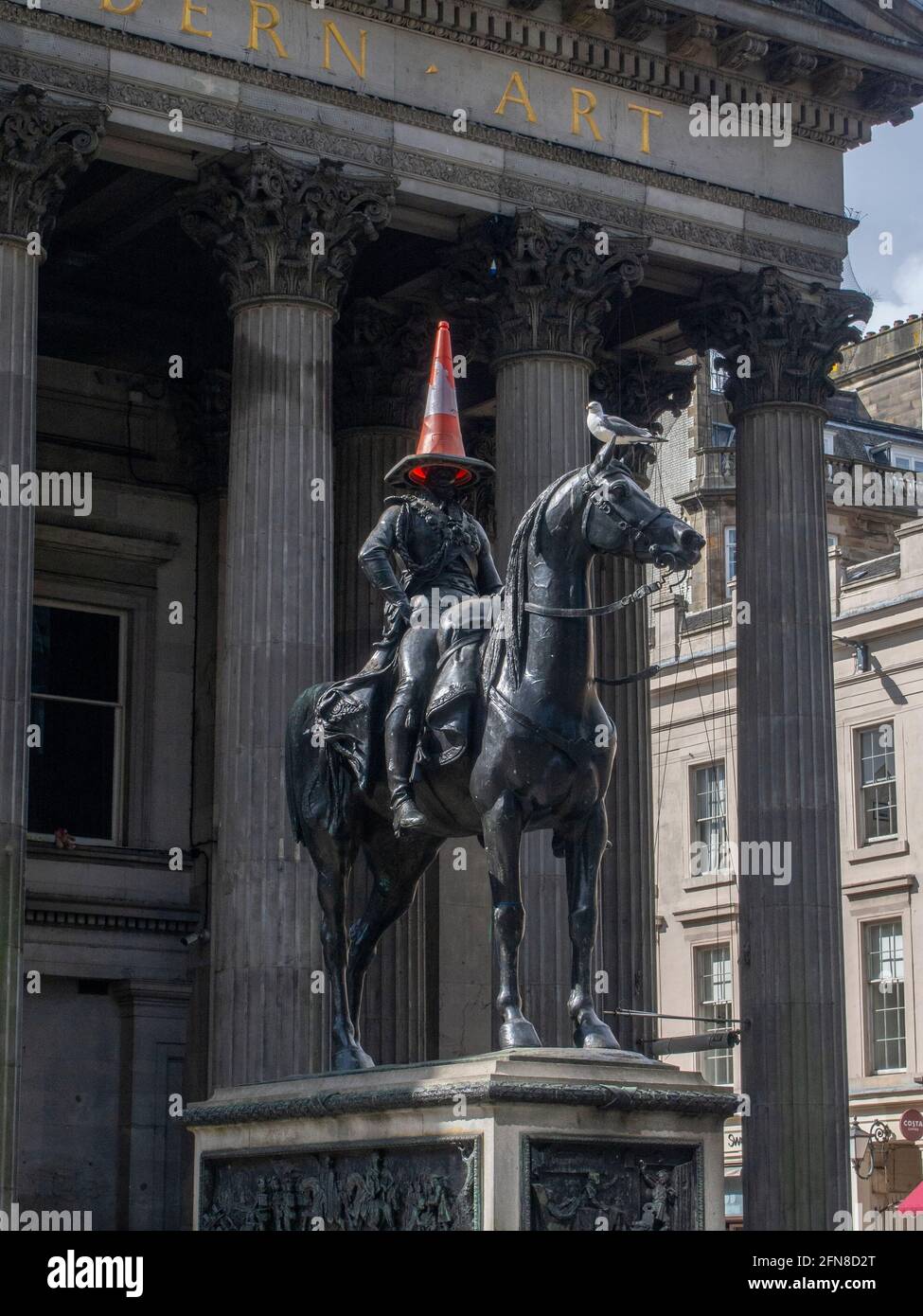 Glasgow, Schottland, Großbritannien. 5. Mai 2021: Die Pferdestatue des Duke of Wellington mit einer Möwe auf dem Kopf. Stockfoto