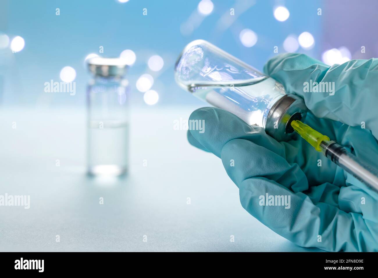 Arzt, Krankenschwester, Wissenschaftler, Forscher Hand in blauen Handschuhen halten Grippe, Masern, Coronavirus-Impfstoff-Krankheit Vorbereitung für menschliche klinische Studien Stockfoto