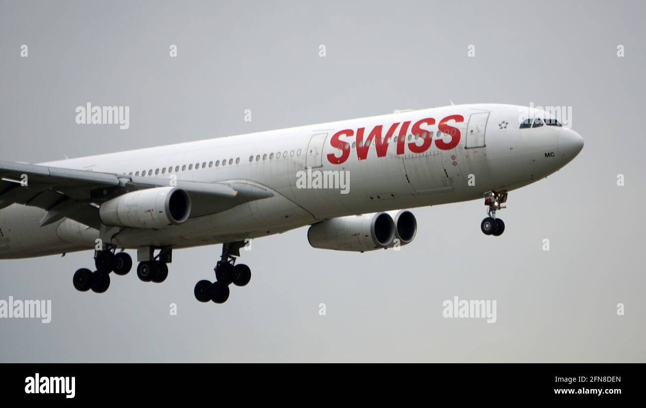 Swiss Air Airbus A340 landet an einem bewölkten Tag auf dem Chicago O'Hare International Airport. Stockfoto