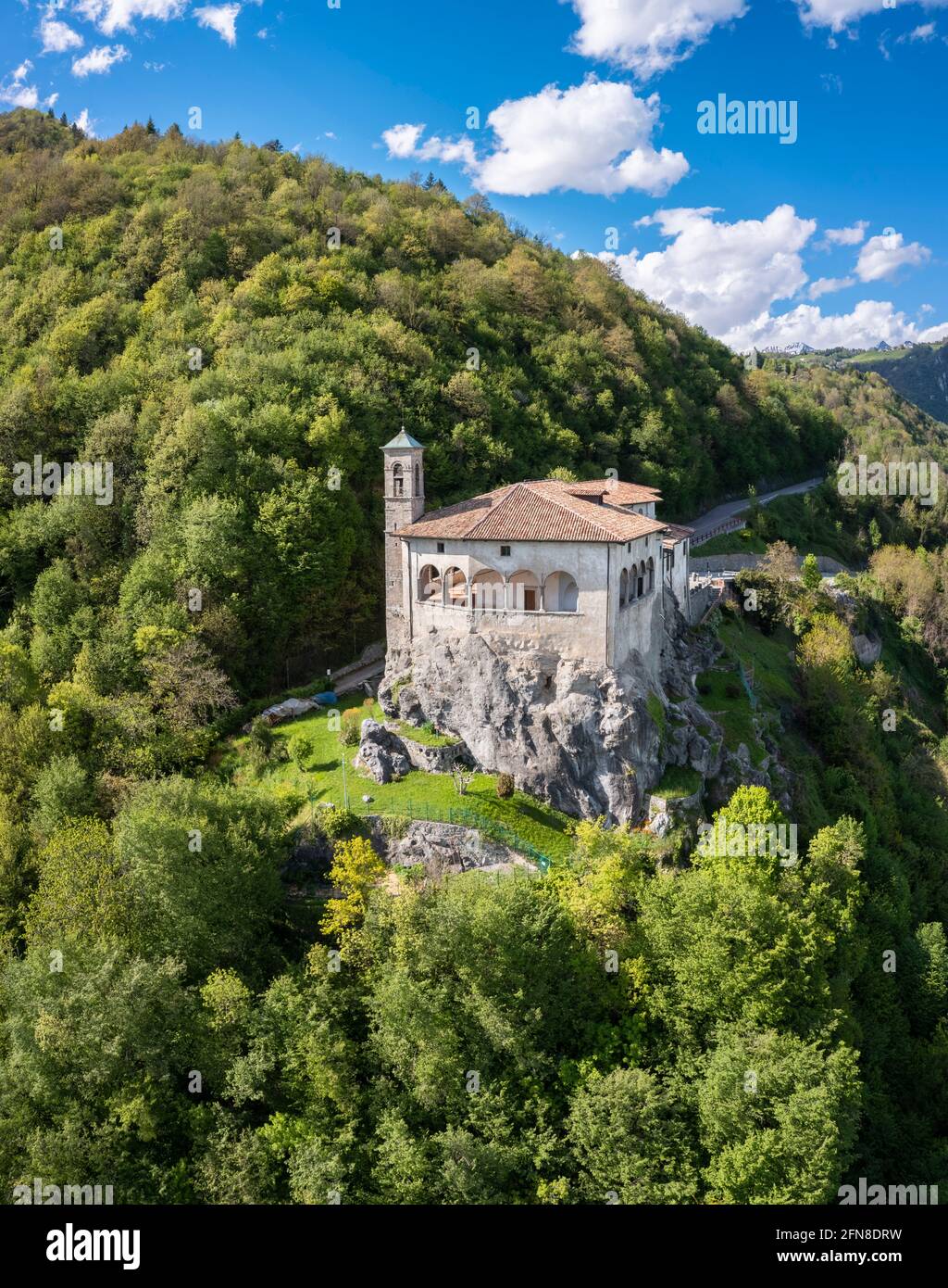 Luftaufnahme des Sanktuars San Patrizio auf einem Hügel mit Blick auf Casnigo und Valle Seriana. Val Seriana, Provinz Bergamo, Lombardei, Italien. Stockfoto