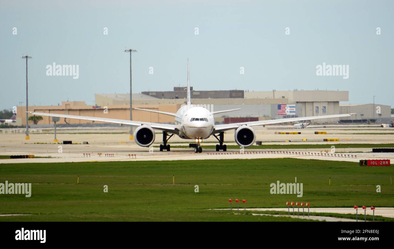 Die Boeing 777-300 von United Airlines führt nach der Landung am internationalen Flughafen Chicago O'Hare die Landebahn entlang. Stockfoto