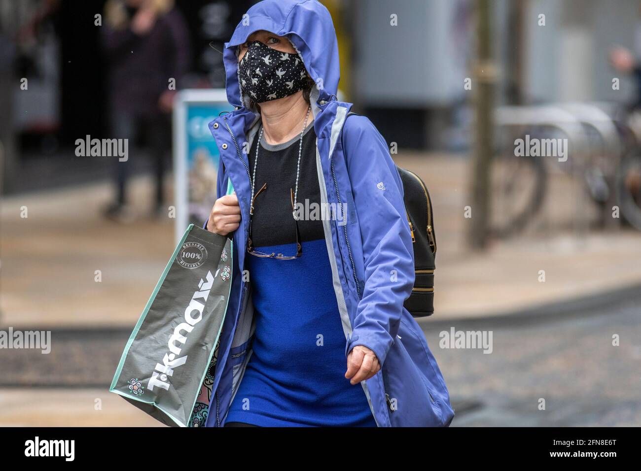 TK-maxx ist ein Einzel- und Heimgeschäft in Preston, Lancashire; UK Weather; 15.. Mai 2021. TK Maxx-Shopper gehen im Stadtzentrum auf Schnäppchenjäger, weil sie Angst vor einer weiteren Covid-Sperre haben. Die Käufer gingen in Scharen zurück in eine überfüllte Hauptstraße, da eine Lockerung der Beschränkungen bevorstand; die indische Variante könnte es für England „schwieriger“ machen, in diesem Monat den vierten Schritt der Roadmap der Regierung aus der Sperre zu machen; Quelle: MediaWorldImages/AlamyLiveNews Stockfoto