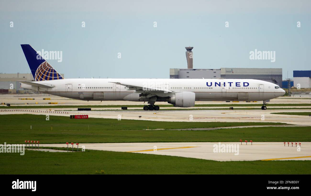 Die Boeing 777-300 von United Airlines führt nach der Landung am internationalen Flughafen Chicago O'Hare die Landebahn entlang. Stockfoto