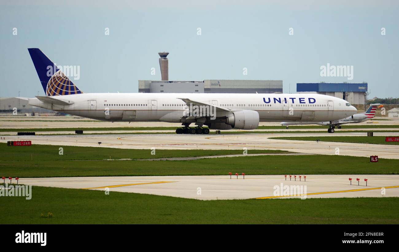 Die Boeing 777-300 von United Airlines führt nach der Landung am internationalen Flughafen Chicago O'Hare die Landebahn entlang. Stockfoto