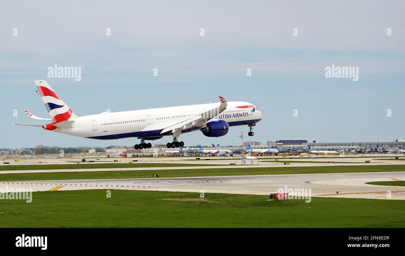 Der Airbus A350-1000 von British Airways nähert sich der Start- und Landebahn und landet auf dem internationalen Flughafen Chicago O'Hare. Stockfoto