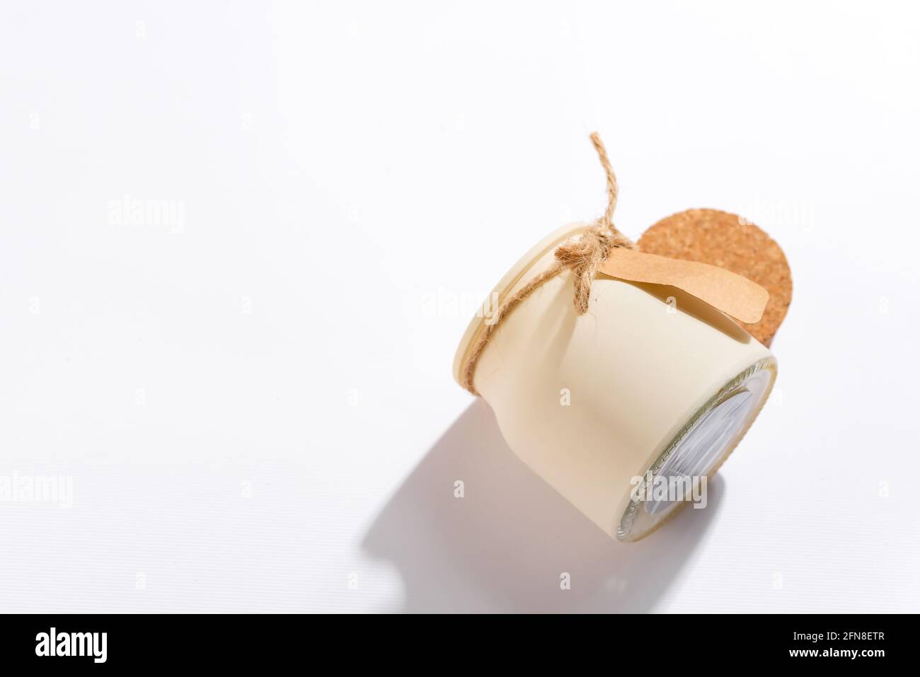 Bio Craft Soja Kerze mit Label und Schatten auf Weiß Hintergrund Stockfoto