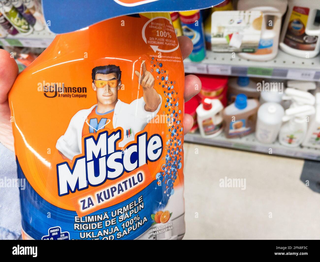 Bild einer Flasche mit dem Logo von Mr Muscle zum Verkauf. Mr Muscle ist eine britische Marke für Reiniger für harte Oberflächen. Es wurde von S. C. John hergestellt Stockfoto