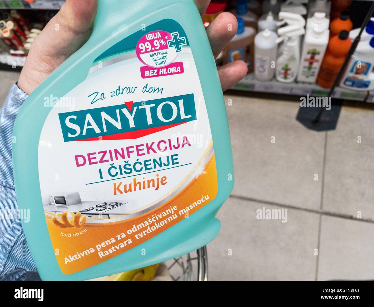 Bild einer Flasche mit dem Logo von Sanytol zum Verkauf. Sanytol ist eine Marke von Reinigungs- und Desinfektionsprodukten. Die Linie umfasst flüssige Lösungen für die Reinigung und Desinfektion Stockfoto