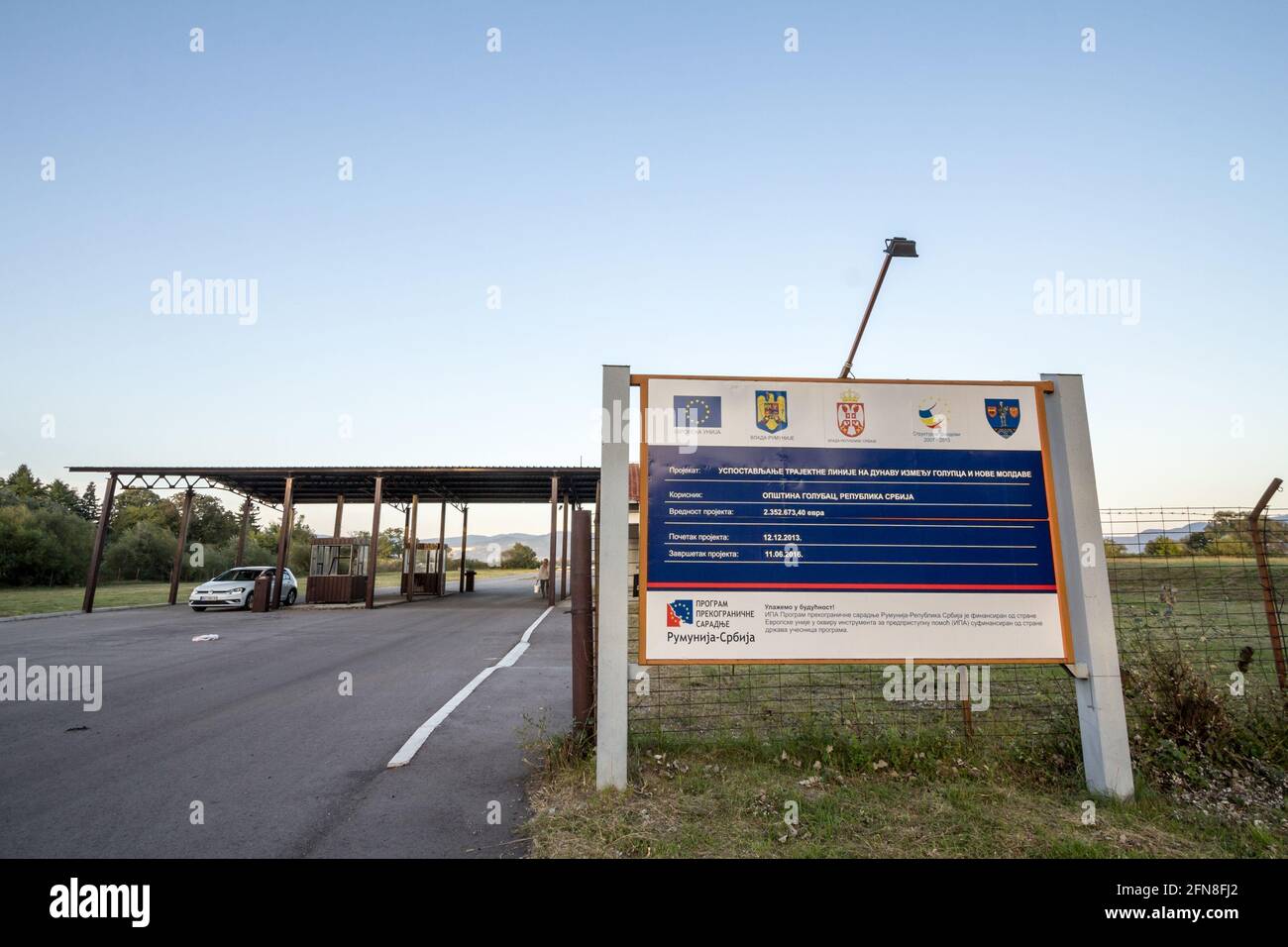 Bild eines Verkehrszeichens, das auf ein Wiederaufbauprojekt eines hinweist Der Grenzübergang zwischen Serbien und Rumänien in Usije wird finanziert Und gespendet von Europa Stockfoto