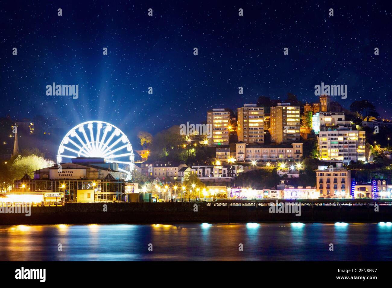 Farbenfrohe Nachtansicht von Torquay in Devon, Großbritannien Stockfoto