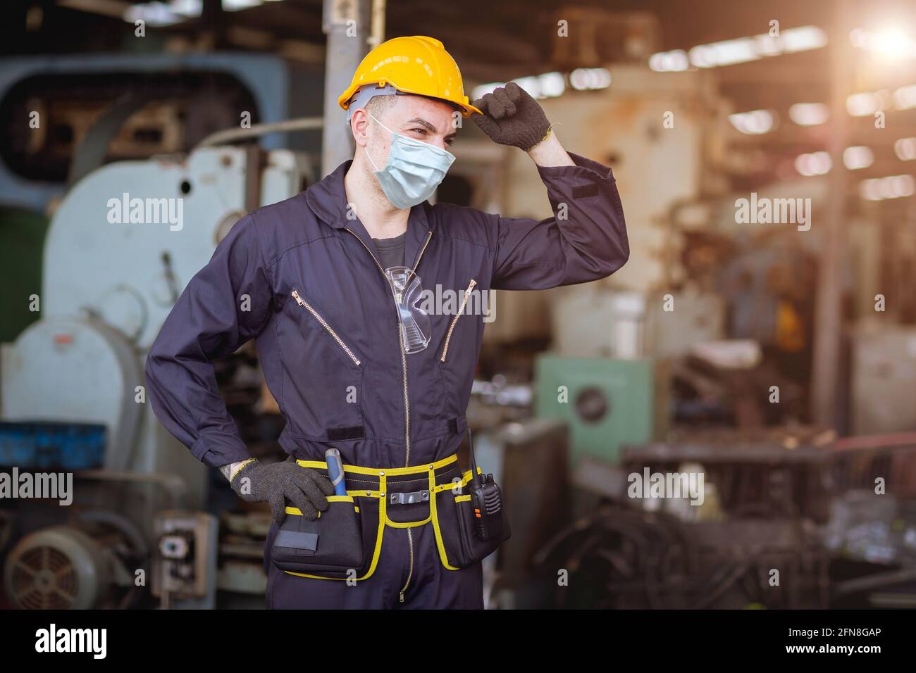 Arbeiter tragen Einweg-Gesichtsmaske zum Schutz Corona Virus Verteilung und Rauchstaub Luftverschmutzung Filter in der Fabrik für eine gesunde Arbeit zu versorgen. Stockfoto