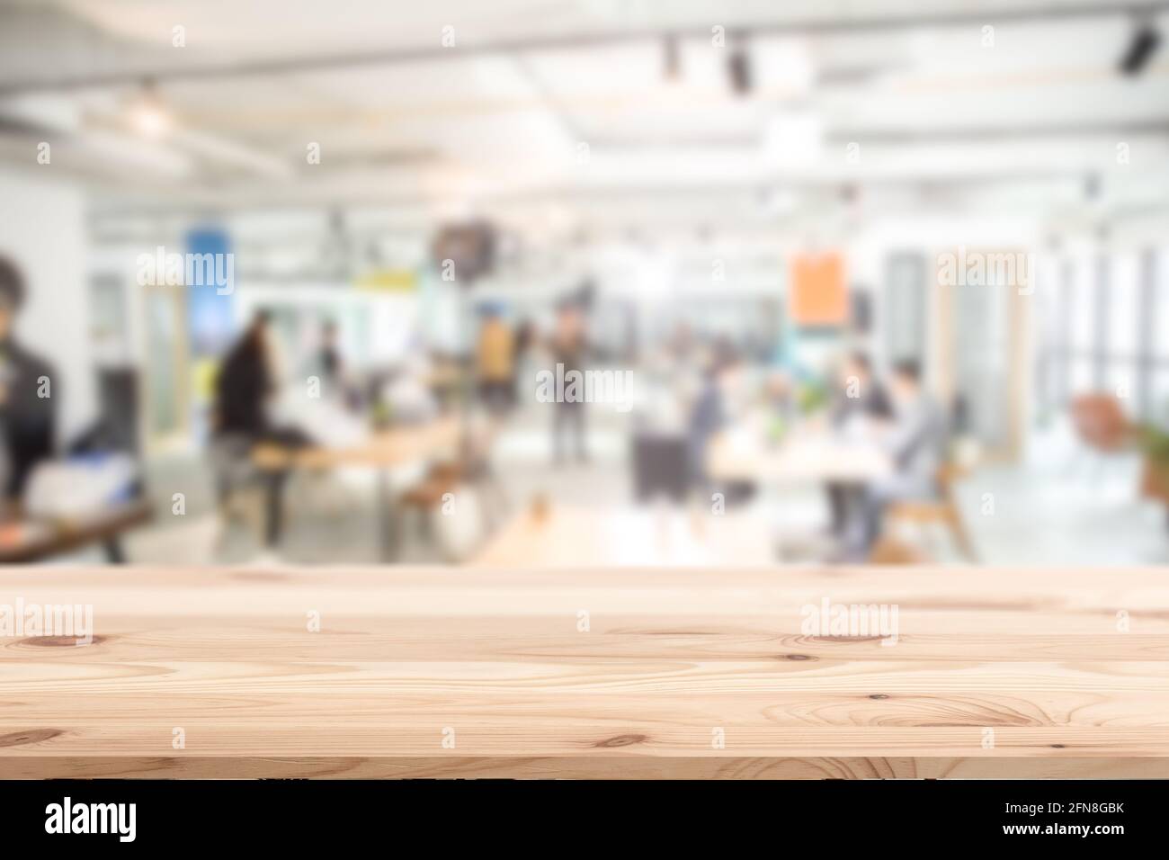 Blur modernen Arbeitsraum Business-Büro mit Holztisch für Produkte Werbegestaltung Montage Design Hintergrund. Stockfoto