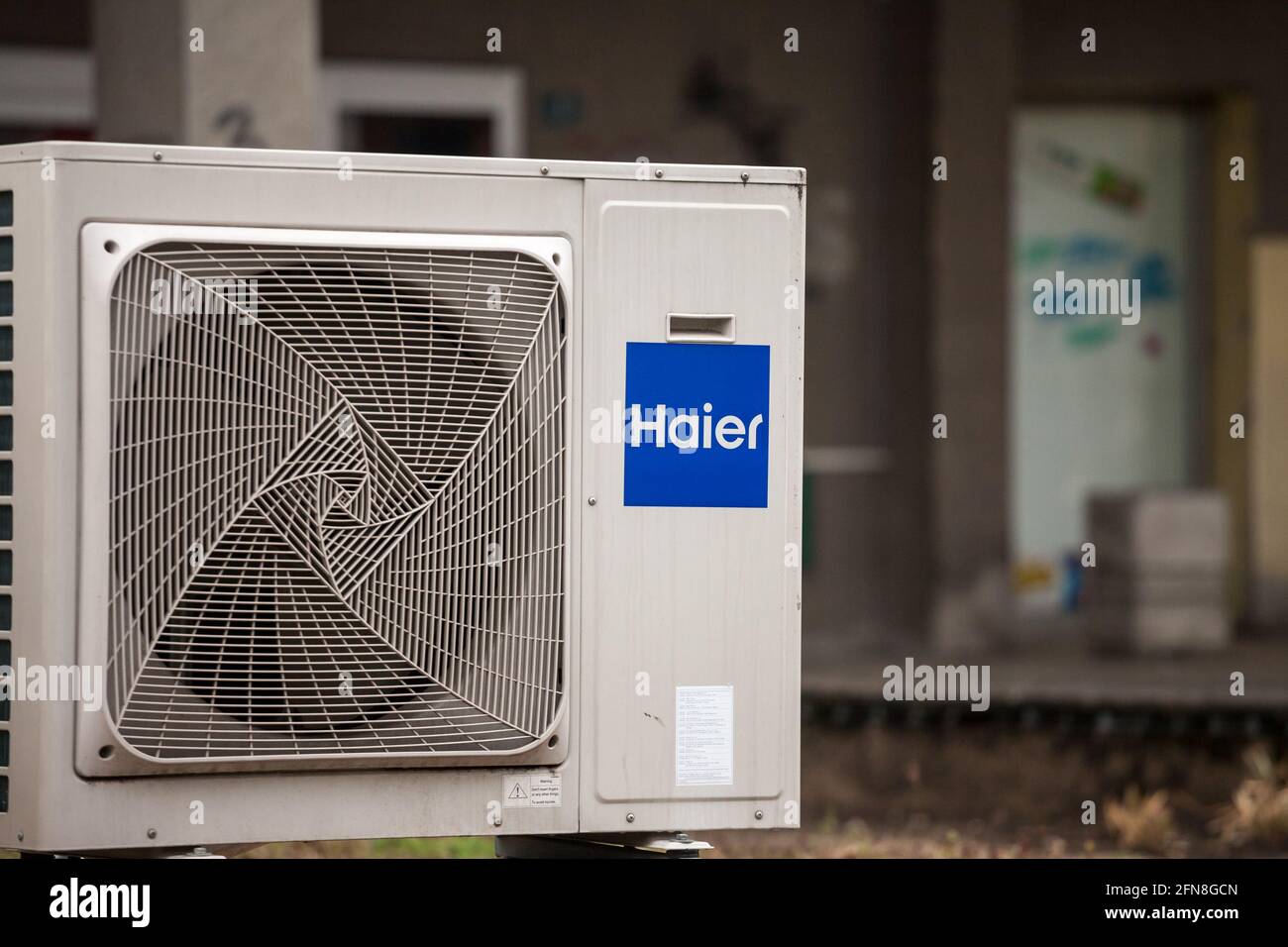 Bild des Logos von Haier, aufgenommen in Belgrad auf einem AC-Gerät. Die Haier Group Corporation ist ein chinesisches multinationales Elektrounternehmen für Haushaltsgeräte und Verbraucher Stockfoto
