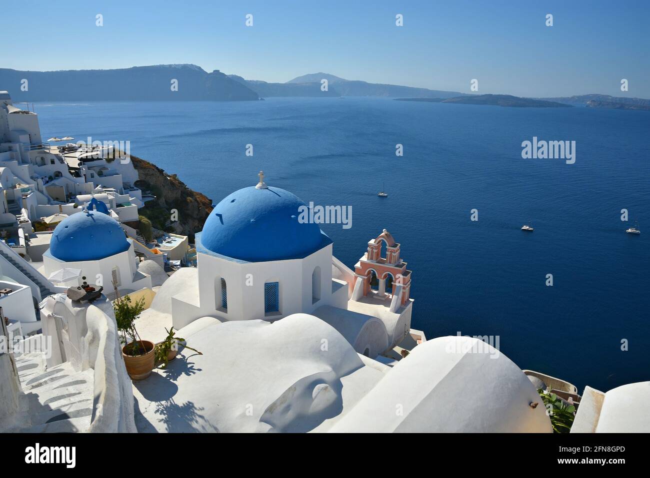 Landschaft mit Panoramablick auf Anastasi eine typisch griechisch-orthodoxe Kirche mit einer blauen Kuppel und einem malerischen campanile in Santorini, Kykladen Griechenland. Stockfoto