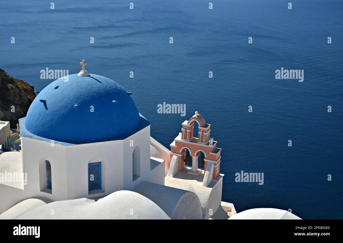 Landschaft mit Panoramablick auf Anastasi eine typisch griechisch-orthodoxe Kirche mit einer blauen Kuppel und einem malerischen campanile in Santorini, Kykladen Griechenland. Stockfoto