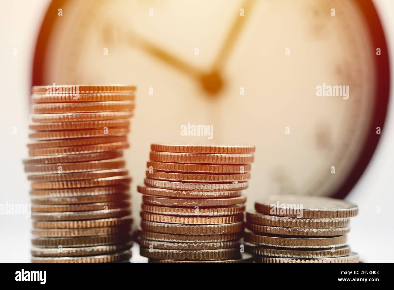 Geld mit der Uhr. Business Times Wealth Income-Konzept. Stockfoto