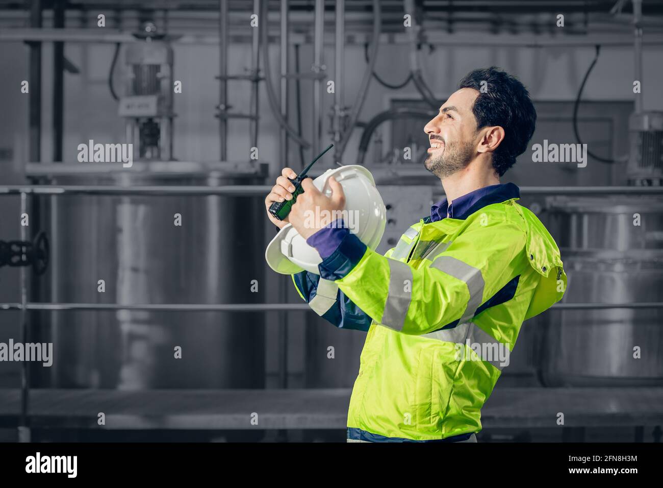 Froh aufregendes Glück Ingenieur männlich, Sieger erfolgreicher Arbeiter Mann glücklich vom Ende der Arbeit fröhliche Geste in der Fabrik. Stockfoto