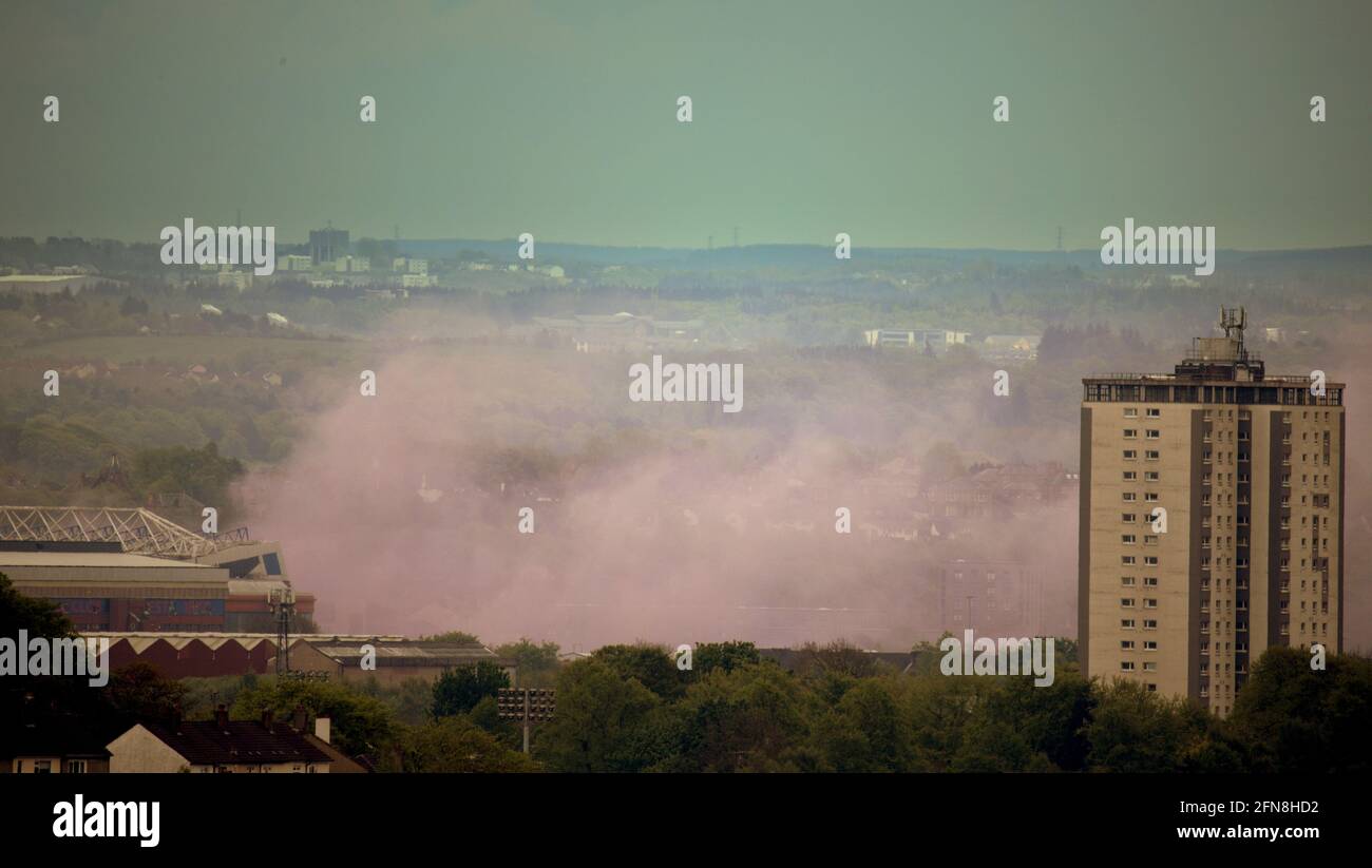 Glasgow, Schottland, Großbritannien 15. Mai 2021. Massive Rauchwolke im Süden der Stadt über ibrox, während die Ranger die Saison beenden, bedeckt der rote Rauch das Gebiet, das von 3 Meilen entfernt abgebildet ist. Quelle: Gerard Ferry/Alamy Live News Stockfoto