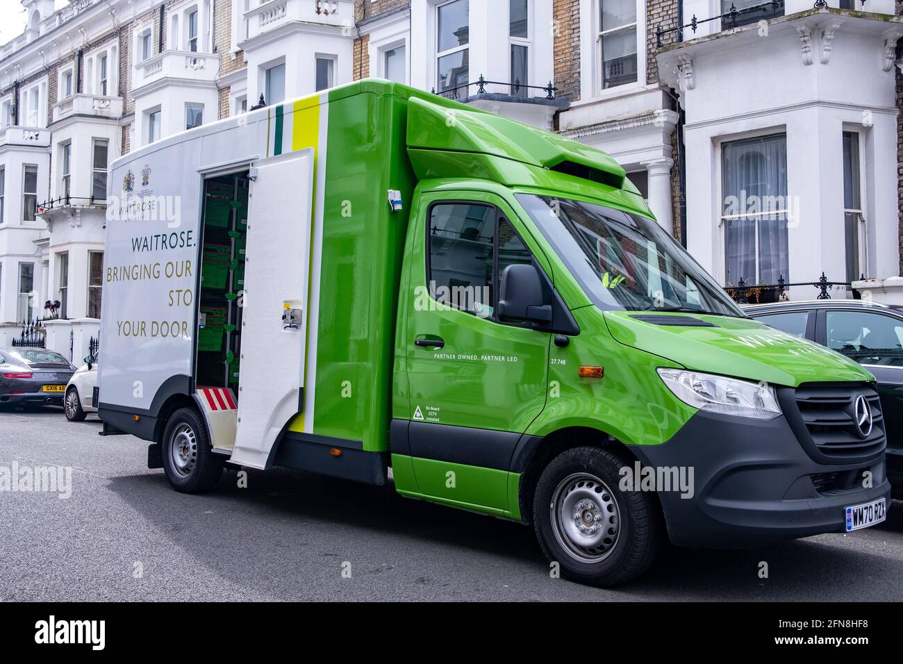 London-UK: Waitrose Delivery Truck auf der städtischen Londoner Straße Stockfoto