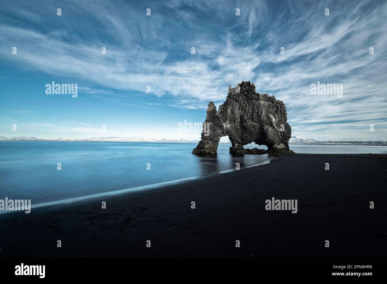 Hvitserkur Rock in Island mit sich bewegenden Federwolken - lange Zeit Belichtung Stockfoto